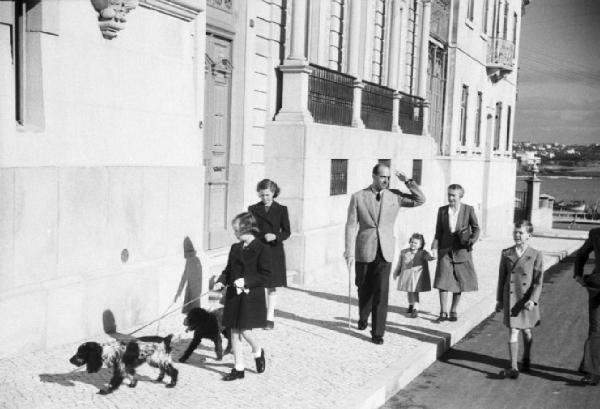 Estoril. Famiglia Savoia in esilio. Umberto II con i principini, la moglie Maria José del Belgio e l'istitutrice a passeggio