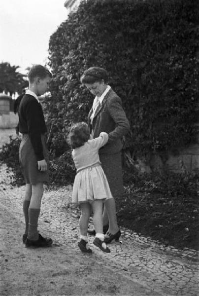 Estoril. Famiglia Savoia in esilio. Vittorio Emanuele IV, Maria Gabriella e l'istitutrice in giardino