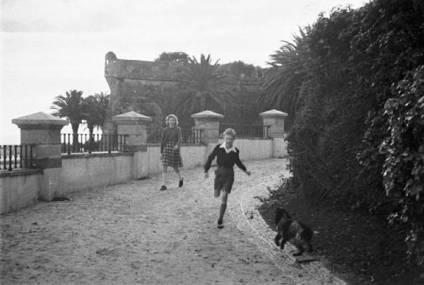 Estoril. Famiglia Savoia in esilio. Vittorio Emanuele IV e Maria Pia corrono in giardino