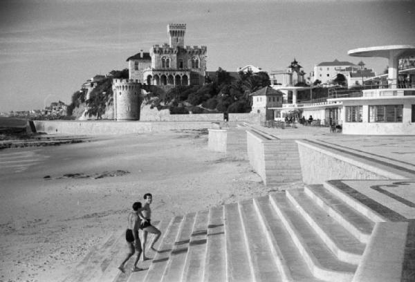 Estoril. Veduta urbana - la scalinata che conduce alla spiaggia e la villa che ospita i Savoia sullo sfondo