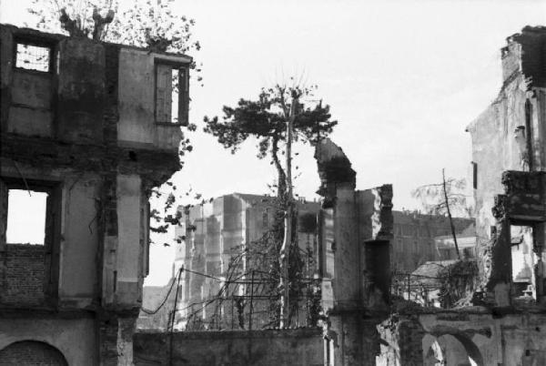 Italia Dopoguerra. Milano - piazza Vetra - Edifici distrutti dai bombardamenti
