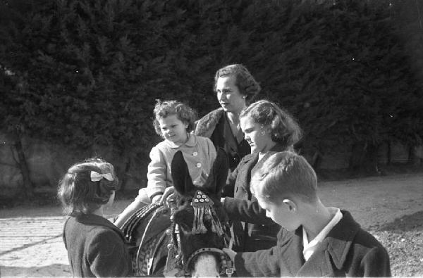 Estoril. Famiglia Savoia in esilio. La regina Maria José del Belgio con i figli. Maria Beatrice in groppa a un asinello