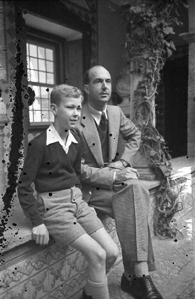 Estoril. Famiglia Savoia in esilio. Ritratto di coppia - Vittorio Emanuele IV con il padre Umberto II nel patio