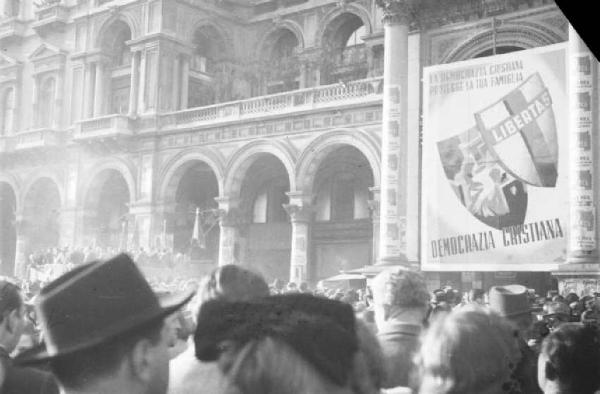 Milano. Piazza Duomo. Folla assiste ad un comizio - manifesto elettorale della Democrazia Cristiana
