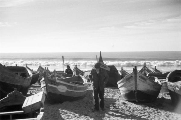 Nazaré. Barche da pesca tirate in secca sulla spiaggia