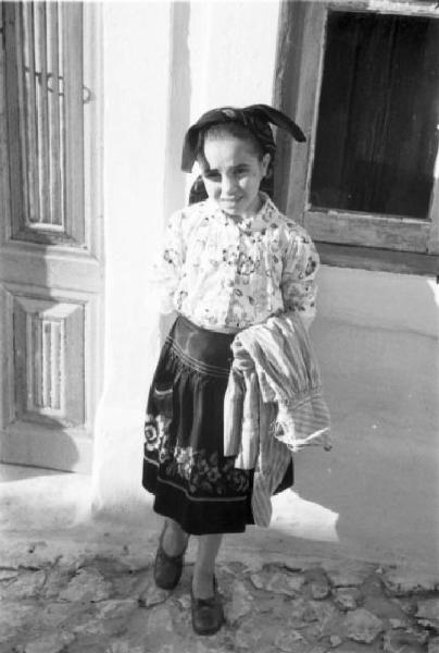 Nazaré - bambina in abiti tradizionali