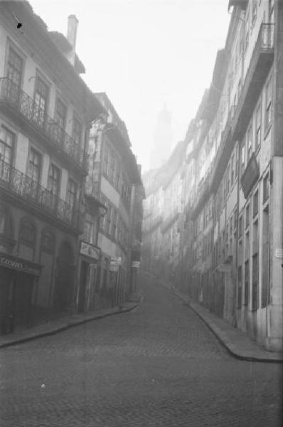 Porto. Strada - edifici