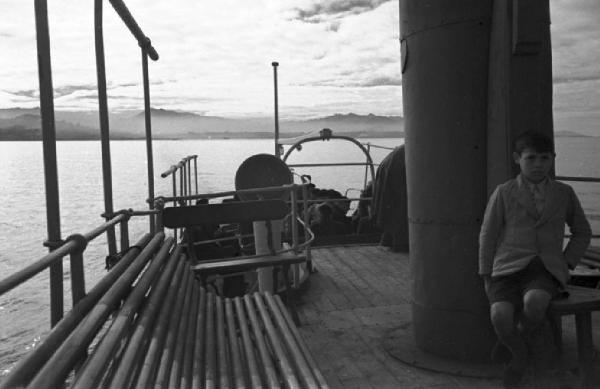 Viaggio da Tiran a Cangas - ragazzino seduto sul ponte della nave