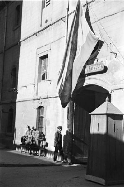 Barcellona - ingresso di una caserrma. Sopra il portone la bandiera spagnola e un'insegna con la scritta "LA PATRIA"