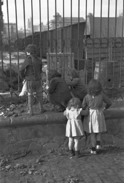 Barcellona - bambini guardano attraverso una inferriata