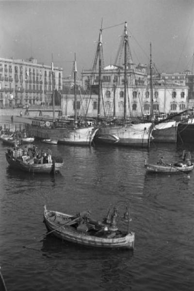 Barcellona - bacino del porto visto dalla nave che riporterà Patellani in Italia. Imbarcazioni a remi e a vela