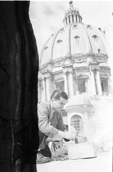 Roma. Esterno della Basilica di San Pietro in Vaticano - lavori di restauro