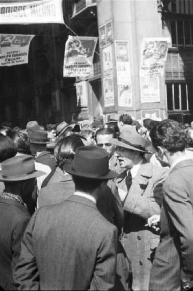 Italia Dopoguerra. Milano. Elezioni amministrative del 1947. Scorcio tra la folla durante un comizio del Partito Comunista Italiano