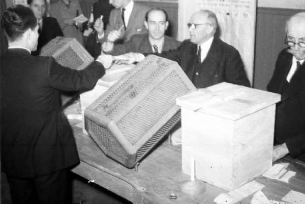 Italia Dopoguerra. Milano. Elezioni amministrative del 1947. Scorcio di un ufficio elettorale durante la fase del voto
