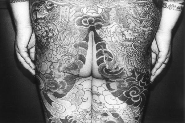 Tokyo. Glutei di donna tatuata