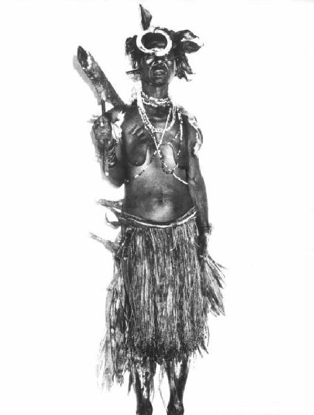 Ritratto di donna indigena della Papua Nuova Guinea con utensile in mano
