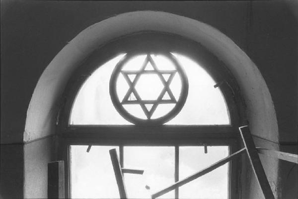 Lodz - Finestra di una sinagoga con una stella di David in ferro collocata nella lunetta