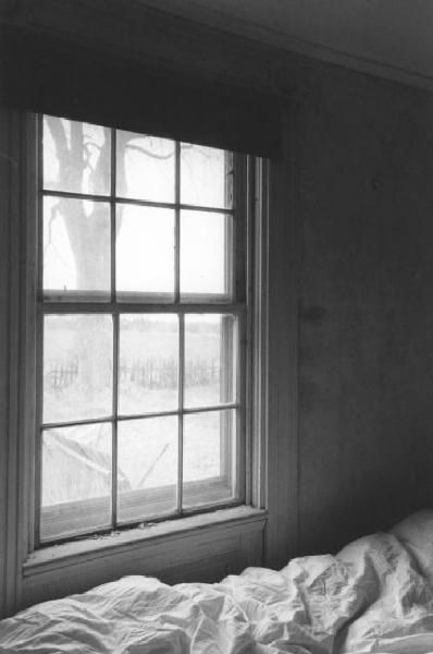 Rhode Island - Interno di una camera - Particolare delle lenzuola spiegazzate - finestra sul cortile