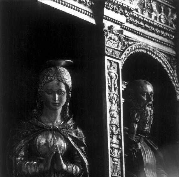 Grosio - Chiesa di S - Giorgio - Interno - statua della Madonna e una seconda statua collocate all'interno di nicchie architettoniche decorate da bassorilievi