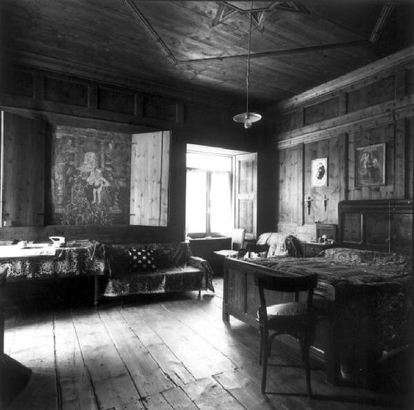Mazzo di Valtellina - Ex Castello Visconti Venosta - Interno - stanza da letto in legno con dipinti alle pareti