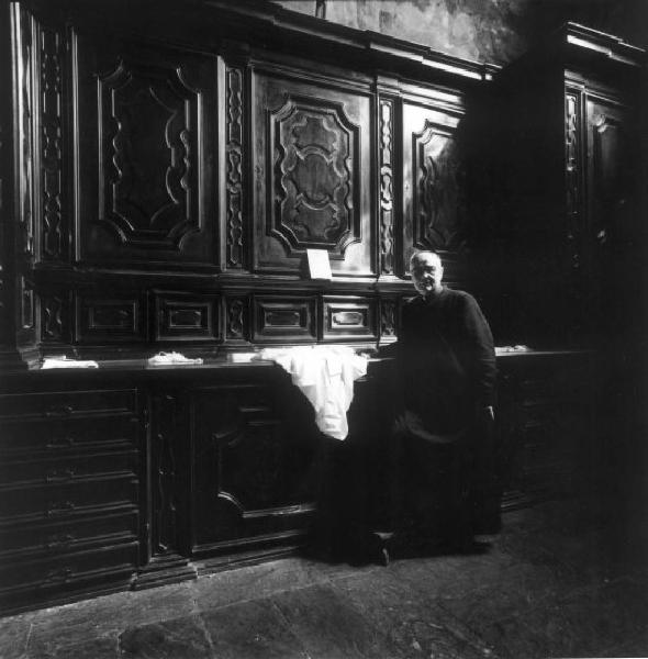 Mazzo di Valtellina - Ritratto del parroco in sacrestia - mobilio in legno intarsiato