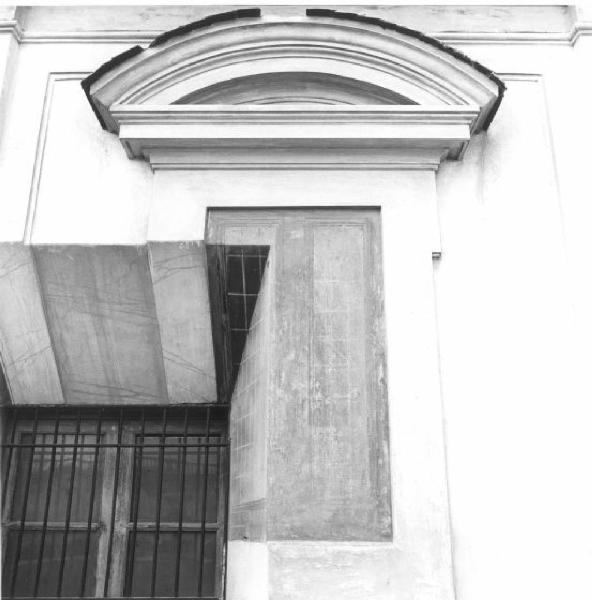 Vedute di Napoli. Napoli - Finestra con inferriata e affresco trompe l'oeil sulla facciata di un palazzo