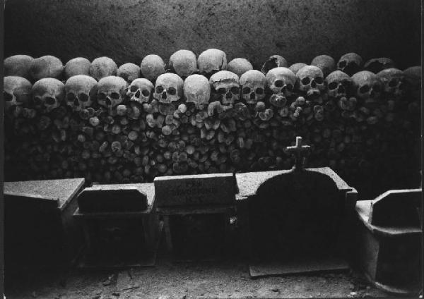 Culto ritualizzato dei morti. Napoli - Cimitero delle Fontanelle, interno - Teschi e tibie ammassati alla parete