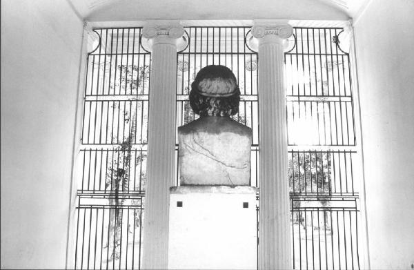 Vedute di Napoli. Napoli - Villa Comunale - Tempietto con colonne ioniche e busto in marmo ripreso di spalle - Grate di chiusura