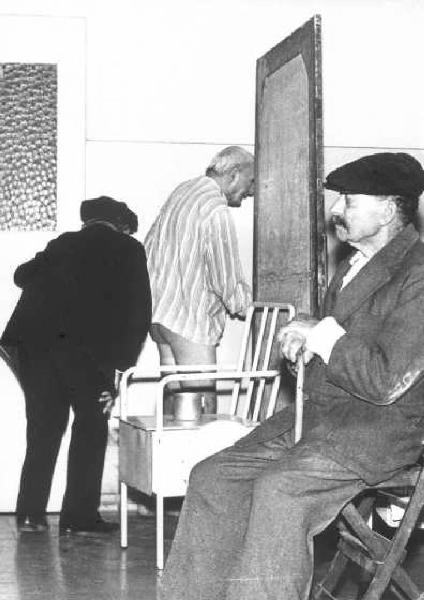 VerrÃ  la morte e avrÃ  i tuoi occhi. Ospizio di Senigallia - Ritratto maschile: uomo anziano seduto con coppola e bastone, sullo sfondo altri due uomini anziani
