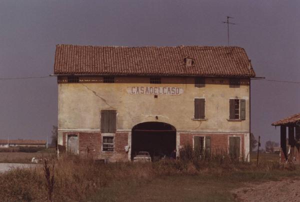 Modena. Una cascina nella campagna - si legge la scritta Casa del Caso sul fronte dell'edificio