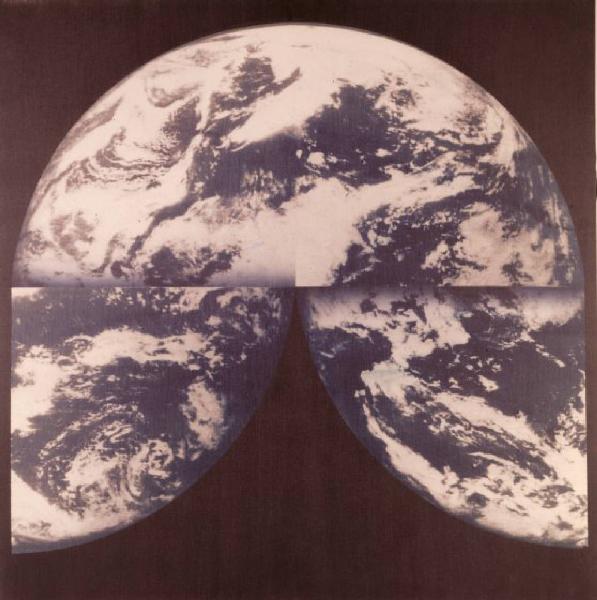 Riproduzione di un'opera di Bruno Di Bello - Immagine del globo terrestre scomposto e ricomposto