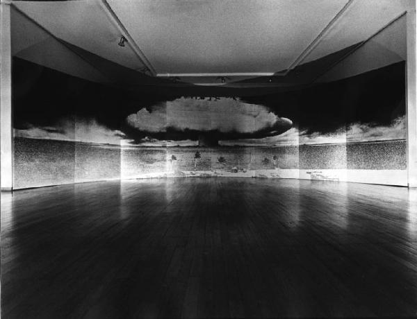 Riproduzione di un'installazione fotografica di Elio Mariani - 1971 - 2000 Atomic Explosion - Esposta presso lo Studio Santandrea, Milano