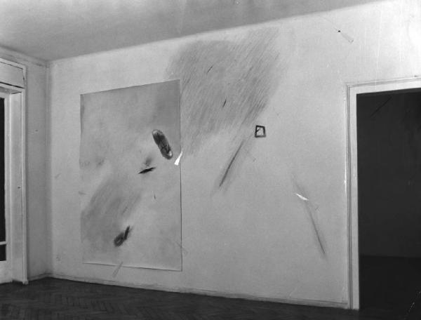 Ripresa di un'installazione di Enzo Esposito presso la Galleria Il diaframma, Milano