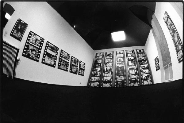 Galleria d'arte - Mostra fotografica di Aldo Tagliaferro - Alle pareti le immagini montate in striscia