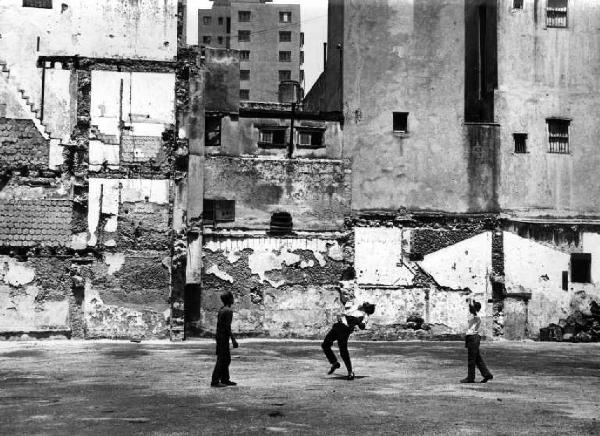 L'Avana. Scorcio urbano - bambini giocano in strada tra edifici fatiscenti