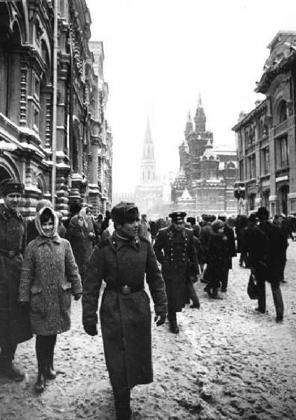 Mosca. Civili e militari sotto la neve