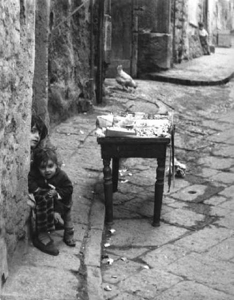 Napoli. Bambini per strada e banchetto