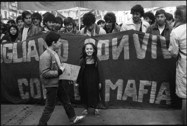 Palermo. Manifestazione contro la mafia - giovani con striscione e bambini in prima fila