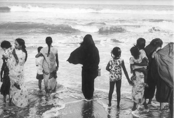 Madras. Golfo del Bengala - donne e bambini osservano le onde del mare