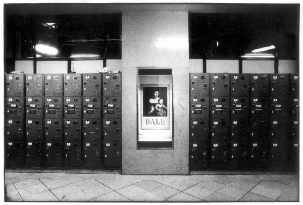 Marsiglia - Stazione ferroviaria - cassette di deposito e manifesto della mostra di "Bale"