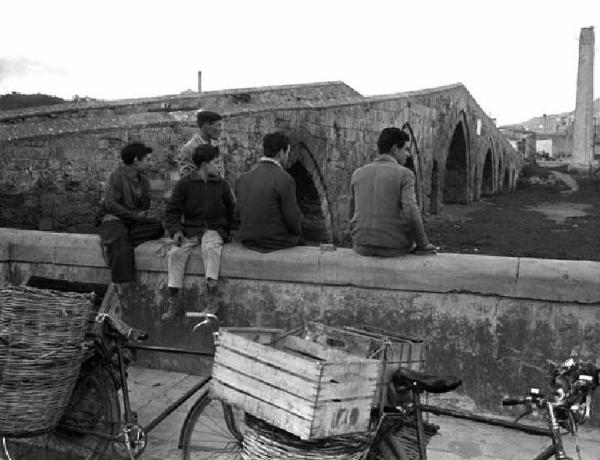 Itinerario Garibaldino. Palermo - Ponte dell'Ammiraglio - Giovani su un muretto - Biciclette