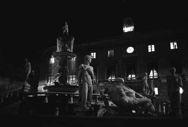 Itinerario Garibaldino. Palermo - Piazza Pretoria di notte - Fontana Pretoria - Palazzo del Municipio - Statue della fontana