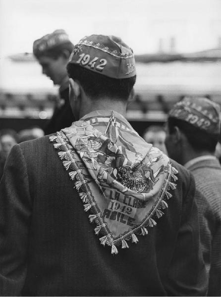 Luna park. Milano - Luna park - Ritratto di gruppo - Ragazzi di spalle con foulard e cappello classe 1942 abile