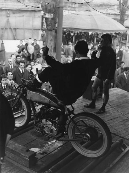 Luna park. Milano - Luna park - Spettacolo - Esibizione di un ragazzo su motocicletta - Palco - Pubblico, spettatori sullo sfondo