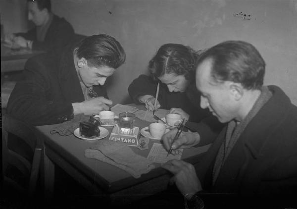 Italia Dopoguerra. Milano - Bar, interno - Tavolino - Due uomini e una donna - Gioco della schedina