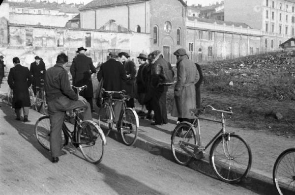 Italia Dopoguerra. Milano - Quartiere Porta Genova - Borsaneristi - Biciclette