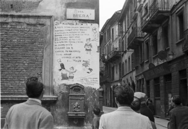 Referendum 1946 Repubblica o Monarchia. Milano - Via Brera - Disegno murale di satira politica - Passanti