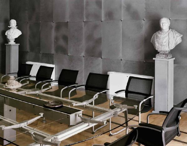 Corpi di reato. Marcianise (Caserta) - Sala consiliare del comune, interno - Tavolo con sedie - Busti