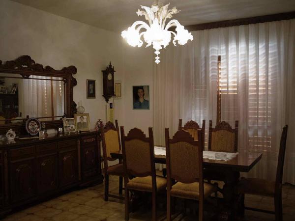 Corpi di reato. Palizzi Marina (Reggio di Calabria) - Abitazione della famiglia Fava - Sala da pranzo, interno: tavolo con sedie, credenza, lampadario