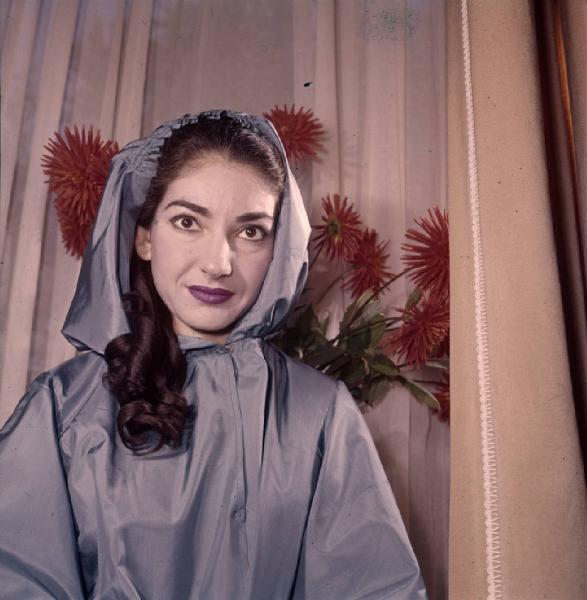 Milano - Abitazione di Maria Callas: interno - Ritratto femminile a mezzo busto: Maria Callas (cantante lirica) - Abito con cappuccio - Fiori